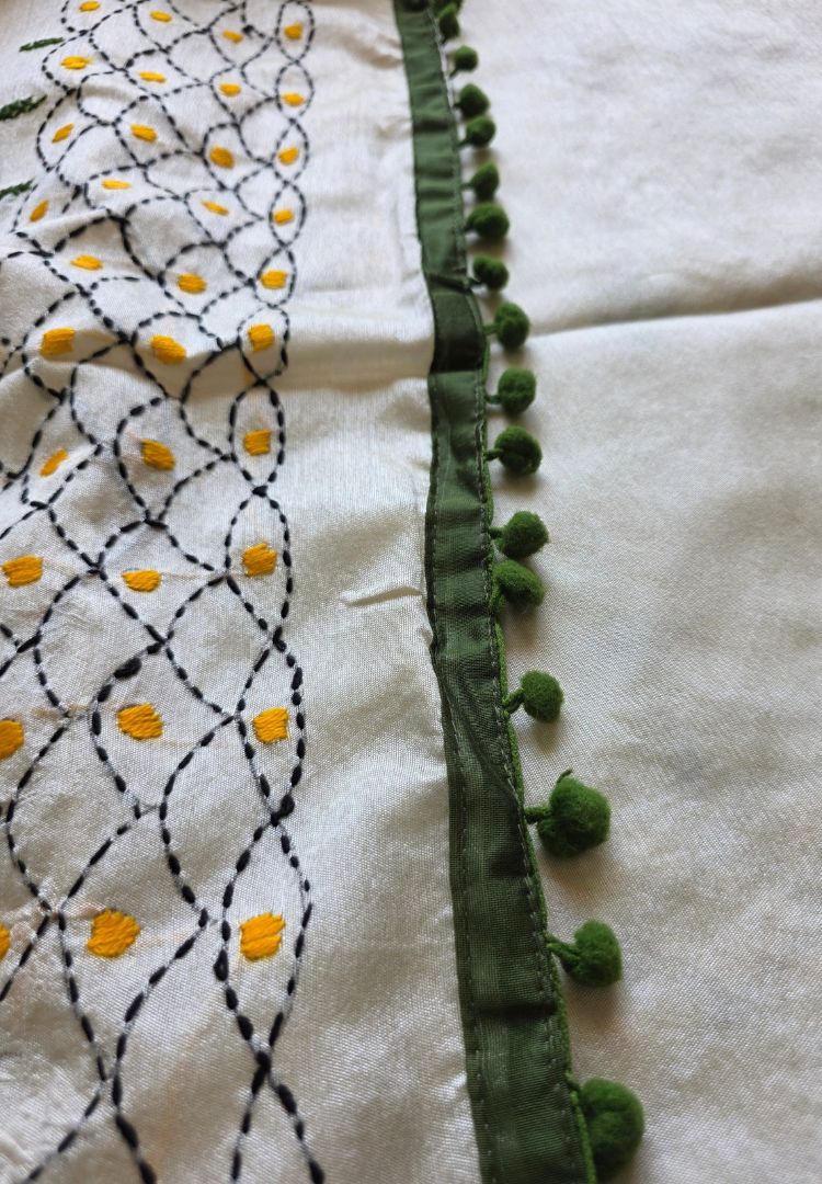 Green pom-pom tassels (latkans) on the pallu of the Gulbahar Chanderi saree