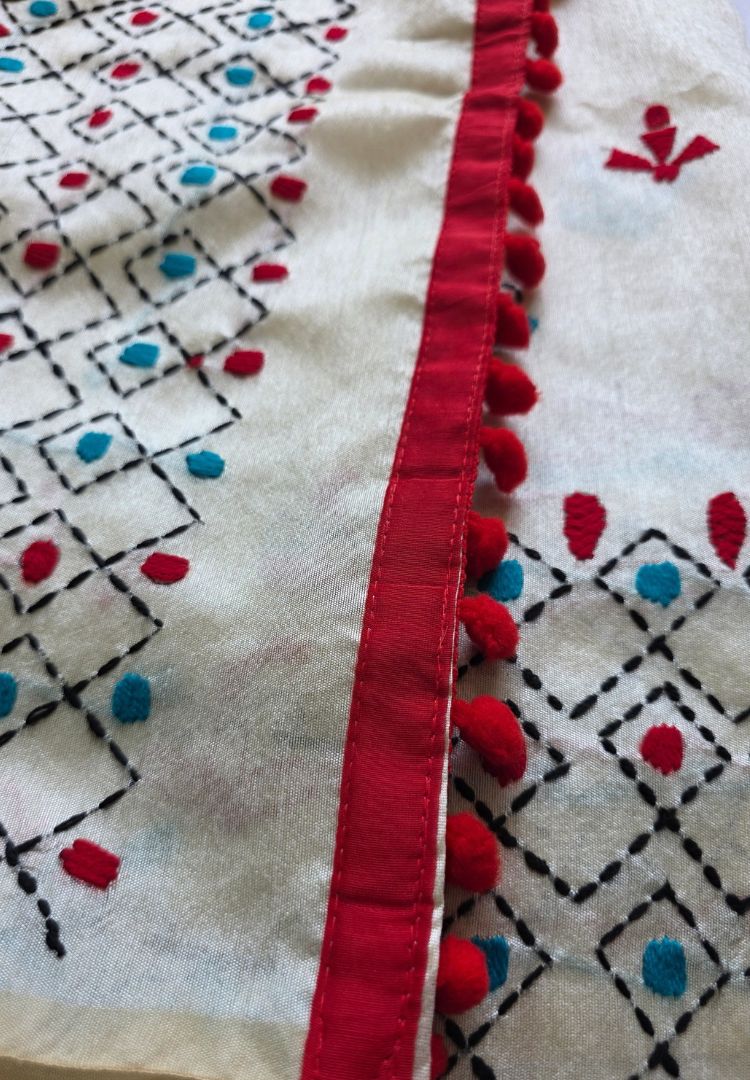 Red pom-pom tassels and phulkari motifs on the pallu of the Gulbahar Chanderi saree