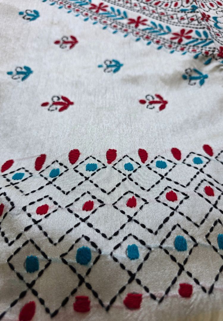 Geometric phulkari border embroidery in red and teal on the Gulbahar Chanderi saree