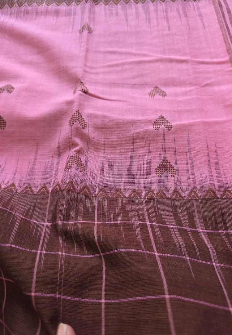Close-up of the brown striped pallu on a rose pink Dhaniakhali cotton saree