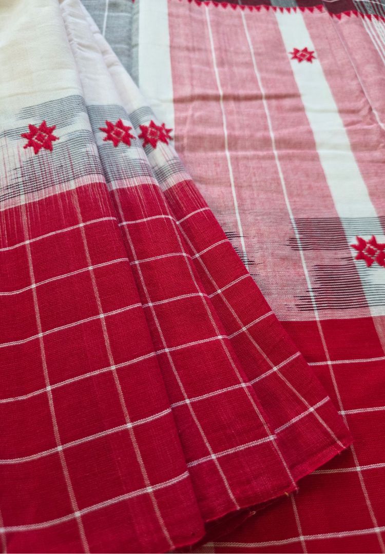 Border and weave detail of a red and white Dhaniakhali handloom saree